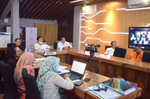 Walikota Kediri saat melakukan video conference bersama awak media, Rabu (1/4), di Ruang Command Centre Kota Kediri. (Foto: Ist)