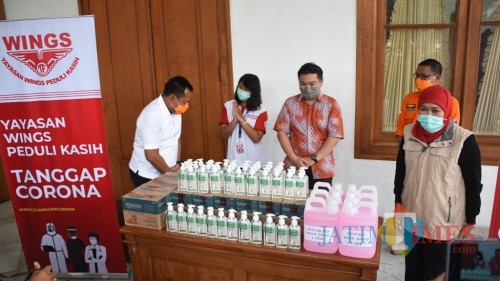 Bantuan hand sanitizer dan sabun dari PT Wings Surya ke Pemprov Jatim