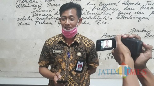 Humas Gugus Tugas Pencegahan dan Penanganan Pandemi Covid-19 Kabupaten Jombang Budi Winarno saat diwawancarai. (Foto : Adi Rosul / JombangTIMES)
