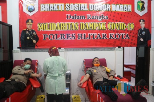 Kapolres Blitar Kota AKBP Leonard M. Sinambela ajak anggotanya bantu PMI atasi kekurangan darah.(Foto : Aunur Rofiq/BlitarTIMES)