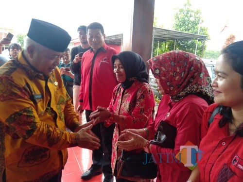 Ketua DPC PDI Perjuangan Kabupaten Malang Didik Gatot Subroto (empat dari kanan) dan Sanusi (kiri), calon bupati Malang 2020, saat di acara. (dok MalangTimes)