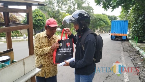 Pemberian sembako dan alat kesehatan bagi masyarakat terdampak covid-19 oleh mahasiswa GMNI UM (Istimewa).