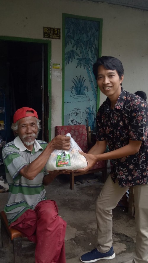 Penyaluran bantuan sembako bagi warga terdampak covid-19 dari KAHMI Kota Malang. (Foto: Dokumentasi Kahmi Kota Malang).
