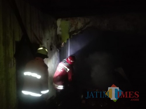 Petugas saat berupaya memadamkan kebakaran di rumah korban (Foto : PPBK Kabupaten Malang for MalangTIMES)