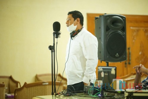 Wali Kota Kediri Abdullah Abu Bakar saat menyanyi. (ist)