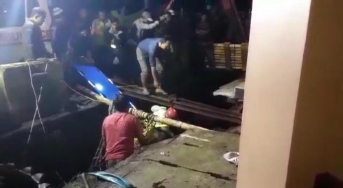 Petugas saat mengevakuasi kedua pekerja yang tertimbun tanah galian untuk dibawa ke rumah sakit (Foto : Istimewa)