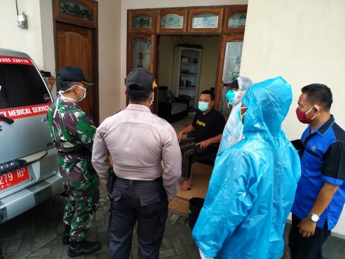 Petugas yang terdiri dari puskesmas, Kecamatan dan Polsek Tulungagung kota membujuk AH agar mau di evakuasi (Foto : Anang Basso/TulungagungTIMES)