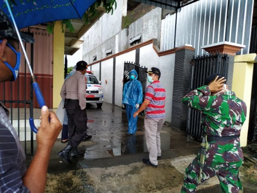 Petugas saat lakukan evakuasi pada AH dari rumahnya / Foto : Anang Basso / Tulungagung TIMES