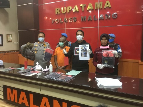 Agus Widodo (baris depan, dua dari kiri) tersangka kasus pembunuhan saat sesi rilis di ruang Rupatama Polres Malang berlangsung (Foto : Ashaq Lupito / MalangTIMES)