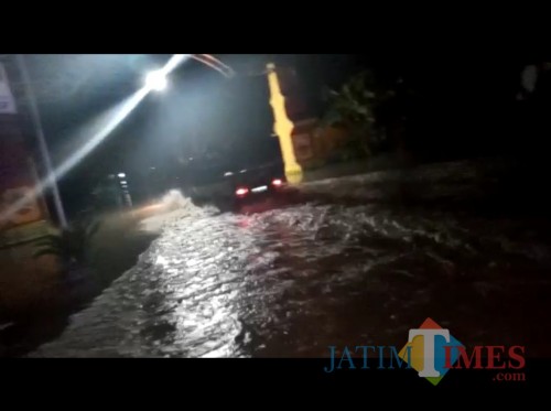 Banjir di Desa Ngadirejo capai ketinggian 50 sentimeter .Jumat malam (3/04/2020).