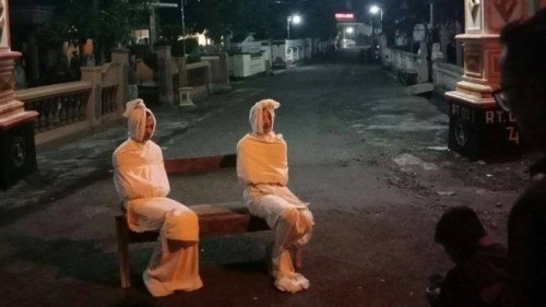 Dua petugas yang menyamar jadi pocong di Desa Purwokerto, Jawa Tengah. (Istimewa).