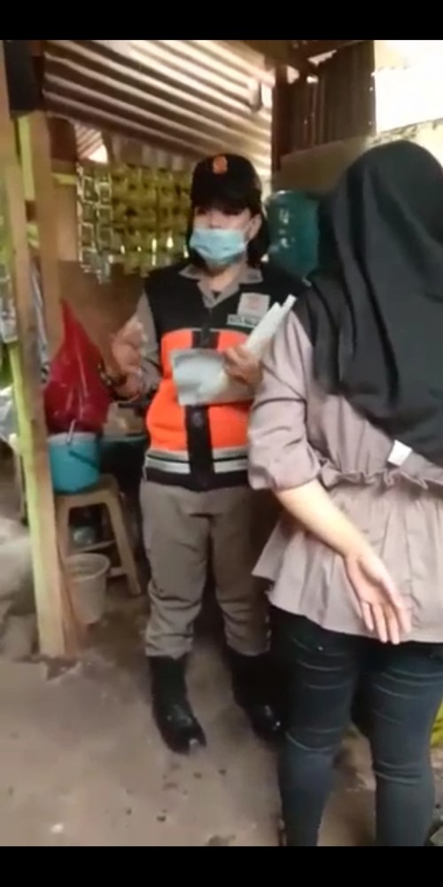 Petugas saat mengedukasi pemilik warung dan videonya kini viral (Istimewa)