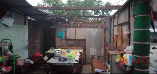 Rumah warga yang roboh atapnya diterpa angin kencang,Jumat (03/04/2020).