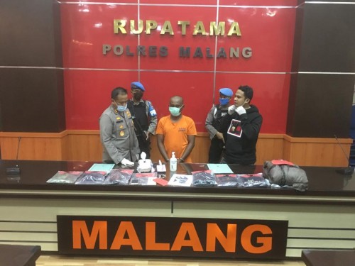Agus Widodo (baris depan, dua dari kiri) tersangka kasus pembunuhan saat sesi rilis di ruang Rupatama Polres Malang berlangsung (Foto : Ashaq Lupito / MalangTIMES)