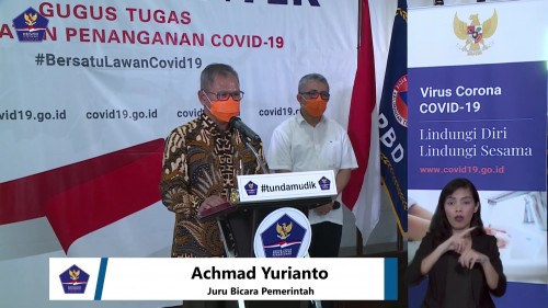 Achmad Yurianto, Juru Bicara Pemerintah terkait persebaran Covid-19 di Indonesia dengan menggunakan masker berwarna oranye, Minggu (5/4/2020). (Foto: BNPB)