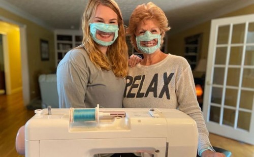 Ashley Lawrence dan ibunya saat menunjukkan pemakaian masker buatannya. (Foto: Ashley Lawrence via Bored Panda).