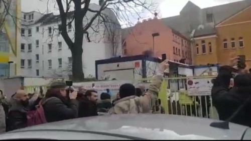 Muslim Jerman saat mengabadikan momen ketika azan dikumandangkan menggunakan pengeras suara (screenshot video)