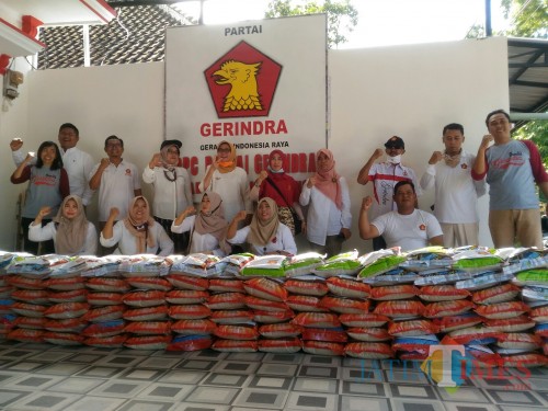 Paket beras dari Partai Gerindra sebelum dibagikan (Foto : Moch. R. Abdul Fatah / Jatim TIMES)