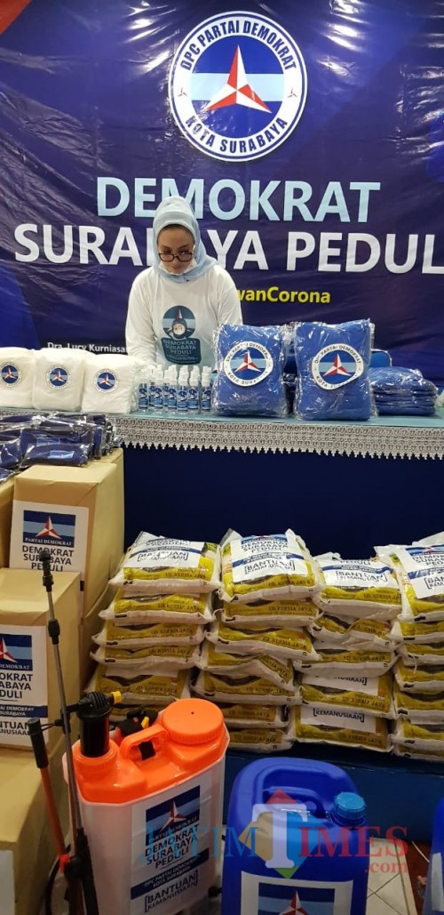 Pembagian masker Demokrat Surabaya