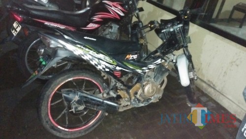 Sepeda motor milik korban diamankan di Mapolsek Wlingi
