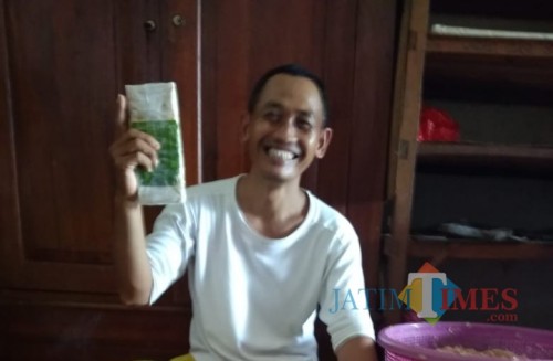 Siswanto salah satu pengusaha tempe Kelurahan Kelun, Kota Madiun.
