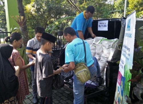 Suasana saat operasi pasar gula murah di salah satu kelurahan di Kota Malang. (ist)
