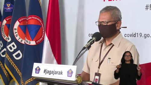Achmad Yurianto, Juru Bicara Pemerintah terkait persebaran Covid-19 di Indonesia dengan mimbar konferensi bertuliskan #jagajarak, Senin (6/4/2020). (Foto: BNPB)