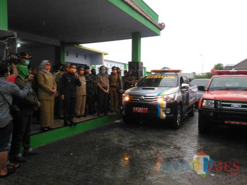Bupati dan Wabup Lumajang ketika memberangkatkan beras melalui program Ngramut Tonggo (Foto : Moch. R. Abdul Fatah / Jatim TIMES)