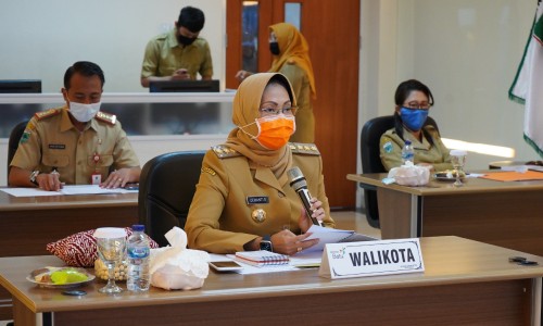 Wali Kota Batu Dewanti dan ASN menggunakan masker saat di Balai Kota Among Tani. (Foto: Humas Pemkot Batu)
