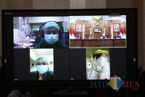 Gubernur Jatim Khofifah saat video teleconference dengan para dokter dan perawat.