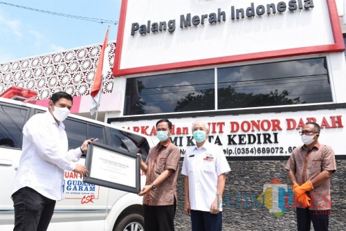 Gudang Garam serahkan bantuan kepada PMI Kota Kediri