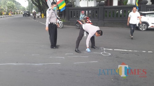 Petugas saat melakukan olah TKP didepan gedung DPRD Kota Malang(Ist)