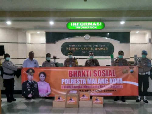 Polresta Malang Kota saat memberikan bantuan APD dan makanan tamabahan untuk tim medis di RSSA (Ist)