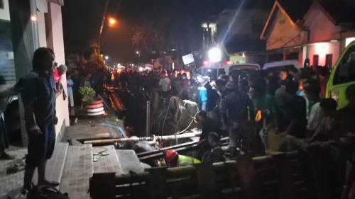 Proses evakuasi jenasah yang meninggal saat menyambung pipa PDAM kota Malang (Foto : Istimewa)