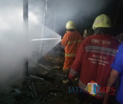 Petugas pemadam kebakaran saat berupaya memadamkan api (Foto : PPBK Kabupaten Malang for MalangTIMES)