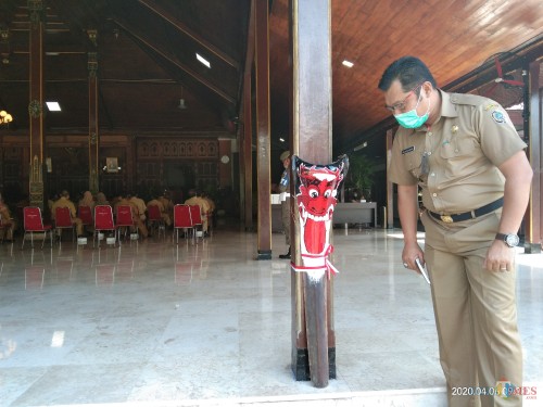 Kabag Humas dan Protokol Pemkab Tulungagung, Galih Nusantoro melihat topeng tetek molek di Pendopo Tulungagung (Joko pramono for Jatim Times)