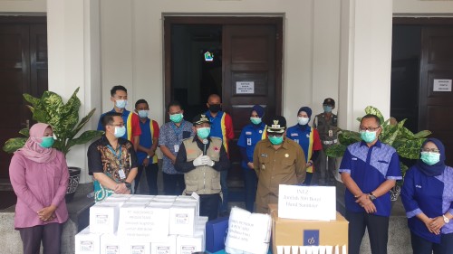 Penerimaan bantuan berupa hand sanitizer hingga APD untuk penanganan covid-19 di Kota Malang. (Pipit Anggraeni/MalangTIMES).