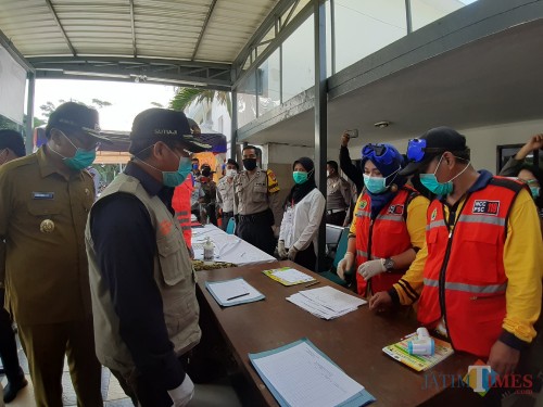 Wali Kota Malang Sutiaji didampingi Wakil Wali Kota Malang Sofyan Edi Jarwoko saat meninjau Posko Penanganan Covid-19 di Stasiun Malang. (Arifina Cahyanti Firdausi/MalangTIMES)
