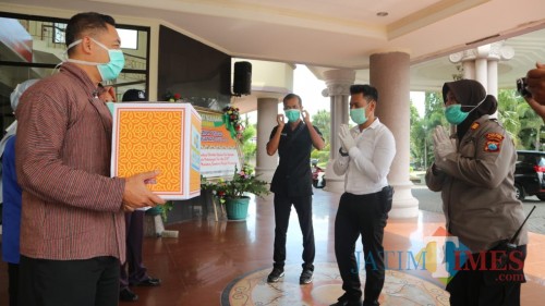 Kejutan Anggota Polres Blitar Kota kepada tenaga medis RSUD Mardi Waluyo.(Foto : Aunur Rofiq/BlitarTIMES)