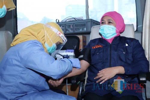 Gubernur Jatim Khofifah ketika donor darah