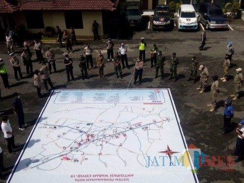 Jajaran Forkopimda Jember saat menggelar Tactical Floor Game Sispamkota di halaman Mapolres Jember. (foto : Moh. Ali Makrus / Jatim TIMES)