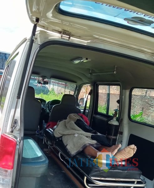 Kondisi jenasah ketika dievakuasi menggunakan mobil ambulan sesaat sebelum dimakamkan (Foto : Koramil Singosari for MalangTIMES)
