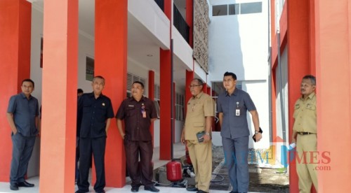 Anggota DPRD Kota Blitar saat cek dan monitoring gedung baru SMPN 3