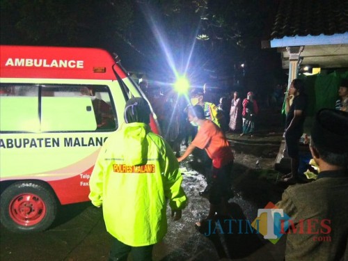 Jenasah korban yang ditemukan di pinggir sungai saat dievakuasi ke RSSA Malang (Foto : Polsek Ngajum for MalangTIMES)