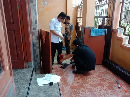 Petugas kepolisian yang melakukan olah TKP di lokasi rumah yang dibobol maling. (Ist)