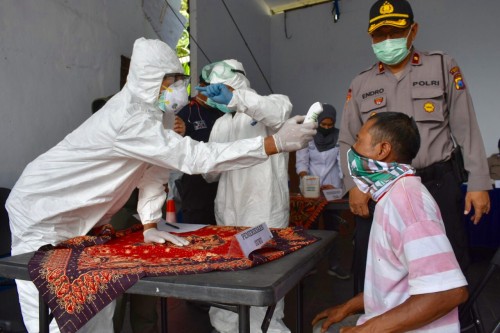 Petugas saat memeriksa warga di posko pemeriksan covid-19 Kecamatan Junrejo. (Foto: humas Polres Batu)