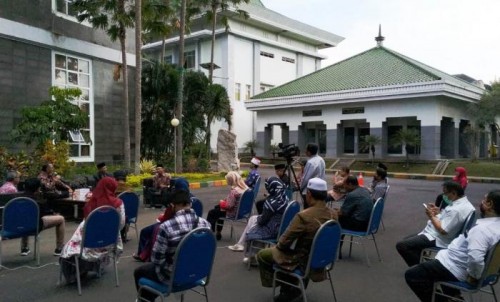 Salah satu kegiatan talkshow sambil berjemur di UIN Malang. (Foto: Humas)