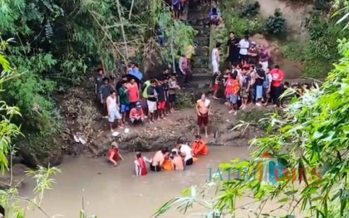 Warga Sambung Ayam Berujung Nyawa Di Kali Catur, Madiun. Senin (06/04/2020)