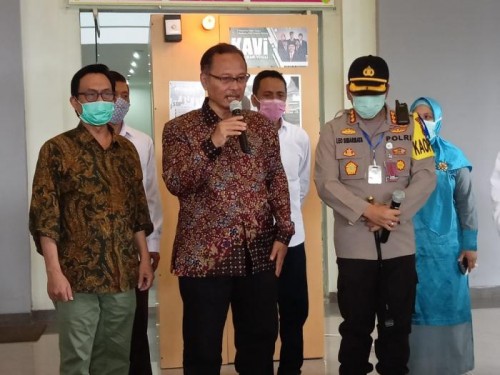 (dua dari kiri) Kapolresta Malang Kota, Kombes Pol Dr Leonardus Simarmata S Sos SIK MH dan Rektor UIN Malang, Prof Dr Abdul Haris MAg. (Foto: istimewa)