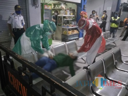 Dua petugas ber APD lengkap evakuasi SL di kursi penumpang Terminal Gayatri Tulungagung (Foto: Dokpol / TulungagungTIMES)
